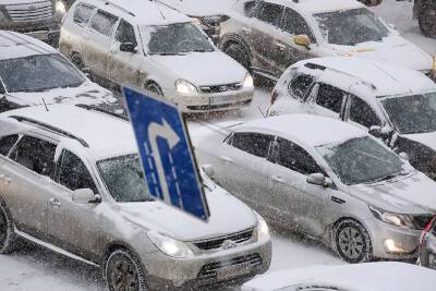 Сильный снегопад вызвал транспортный коллапс в Подмосковье