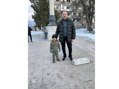 "Ты сам назначил себя генералом?" - трогательный диалог Президента Ильхама Алиева с 4-летним Асифом в Шуше - ВИДЕО
