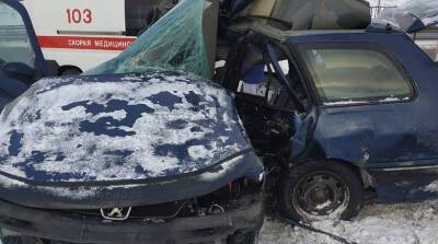 После ДТП под Борисовом водителю и пассажирке понадобилась помощь спасателей