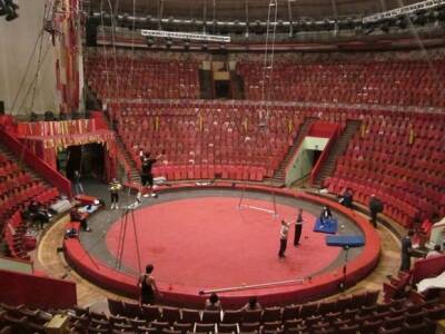 В Тюмени на глазах зрителей упал цирковой канатоходец без страховки (видео)