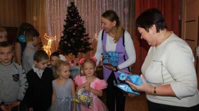 Воспитанники Смолевичского социально-педагогического центра получили новогодние подарки от Нацаэропорта