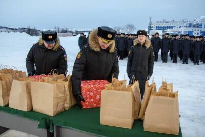 Экипажи подлодок «Тула» и «Новомосковск» получили подарки от туляков