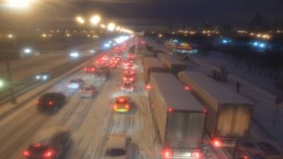Московское шоссе встало в глухую пробку после снегопада в Петербурге