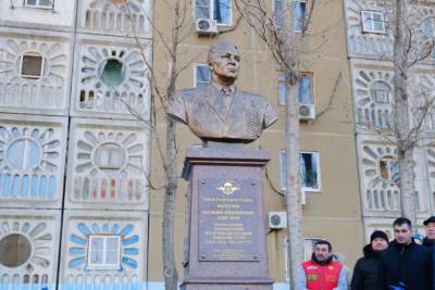 В Астрахани открыли памятник главкому ВДВ Василию Маргелову