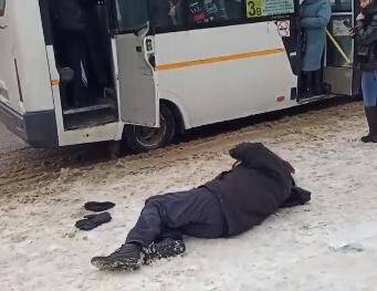 В Воронеже из автобуса вытолкали пьяного человека в крови