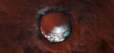 ЕКА опубликовала снимок марсианского кратера, покрытого льдом