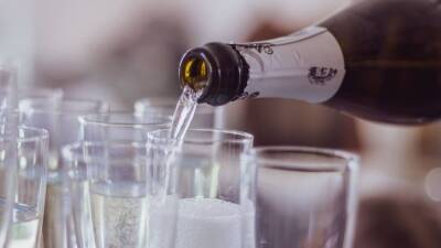 Диетолог Дуган рекомендовал не злоупотреблять алкоголем за новогодним столом