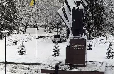 «Степан Андреевич под надежной защитой»: памятник Бандере взяли под круглосуточную охрану