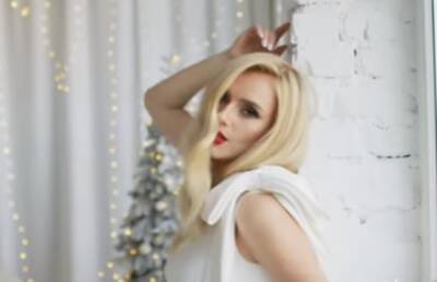 Похожа на снежинку: Ирина Федишин едва не растеряла все свои "прелести" в белоснежном платьице