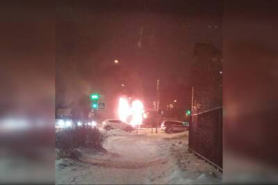 Грузовик загорелся на перекрестке Петербургского шоссе и Детскосельского бульвара