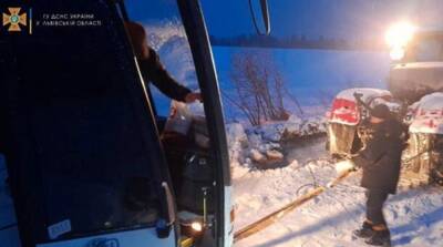 На Львовщине из сугробов вытащили два автобуса с пассажирами
