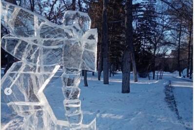 В Омске вандалы сломали скульптуру стрекозы изо льда