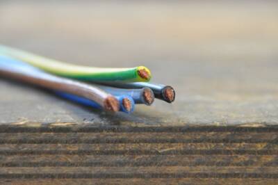 Безработные хабаровчане украли 25 метров электрического кабеля