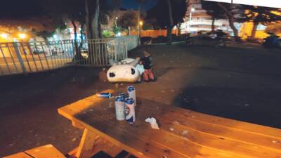 Новый способ борьбы с пьяницами в Хайфе: убрать скамейки из скверов