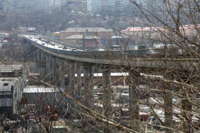 Во Владивостоке из-за холода образовалась трещина на транспортном мосту