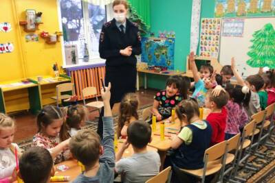 Смоленские полицейские провели познавательное мероприятие для воспитанников детского сада