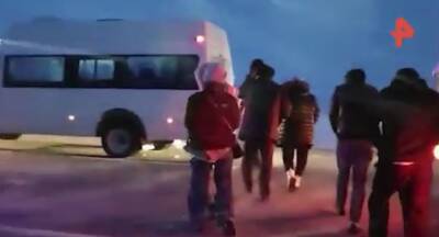 Около 30 человек застряли в "снежной ловушке" на трассе в Самарской области
