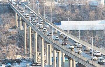 В российском Владивостоке из-за морозов треснул автомобильный мост