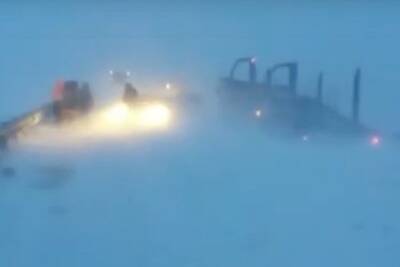 На трессе в Башкирии 33 автомобиля оказались в снежном плену