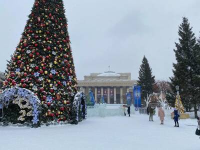 Десятки новосибирцев облились ледяной водой на площади Ленина