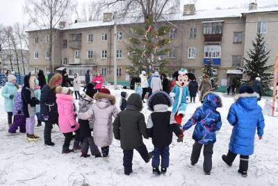 Автобус с Дедом Морозом и Снегурочкой заезжает в ульяновские дворы