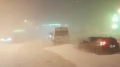 На федеральной трассе М5 "Урал" в снежный плен попали десятки автомобилей