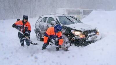 Более 30 машин попали в снежный плен в Башкирии