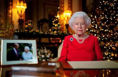 Королева Елизавета II в своем рождественском обращении рассказала, как скучает по “знакомому смеху” мужа