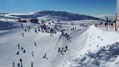 Снег и солнце: сотни тысяч израильтян провели субботу на природе после бури "Кармель"