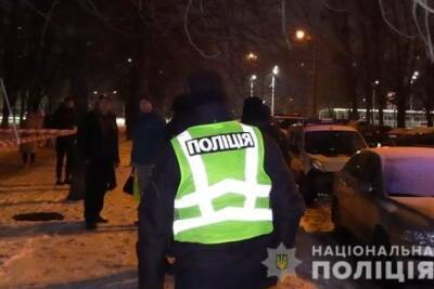 Умер до приезда врачей: в Киеве прохожий заступился за женщину и получил два удара ножом