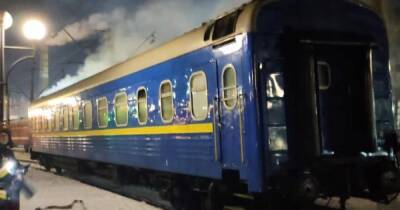 На львовском вокзале загорелся вагон пассажирского поезда (ФОТО)