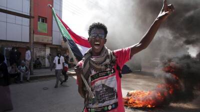 Елизавета II - Омар Аль-Башир - Судан: протестующие призывают военных "вернуться в казармы" - ru.euronews.com - США - Англия - Судан - Ватикан - г. Хартум - Великобритания