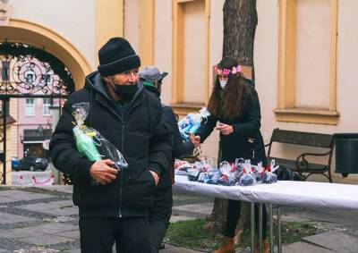 Церковная организация угостила пражских бездомных рождественским обедом