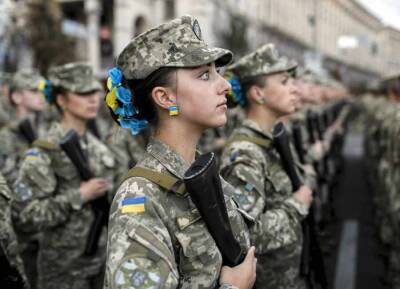 Жители Украины требуют отменить обязательный воинский учет для женщин