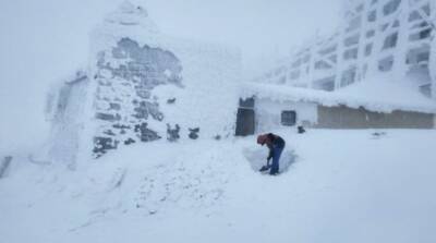 Карпаты засыпали снегом под два метра: спасатели просят воздержаться от походов в горы