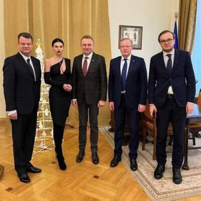 На Украине обсуждают фото чиновницы с голой грудью