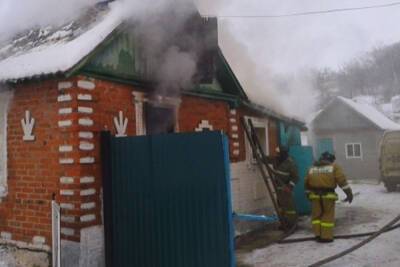 В Бобровском районе Воронежской области чуть не сгорел жилой дом