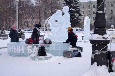 На площади перед ДК им. Солдатова открылась ледовая локация "Снежный бал-2022"