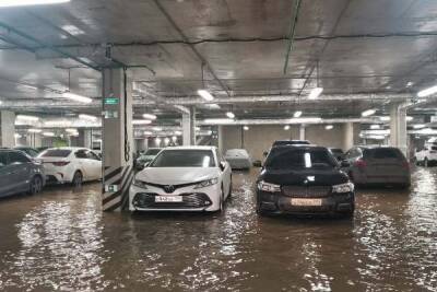 Жители ЖК «Саларьево Парк» экстренно эвакуируют машины с затопленного паркинга