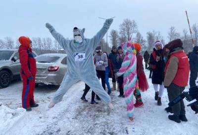 В Гатчине прошел костюмированный забег Дедов Морозов и Снегурочек