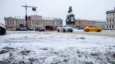 Снежные завалы в Петербурге напомнили политологу Бредихину горнолыжный курорт