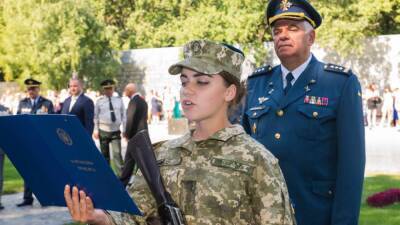 Главком ВСУ попытался успокоить украинцев, возмущенных постановкой женщин на воинский учет