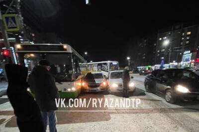 На улице Новосёлов в Рязани автобус попал в массовое ДТП