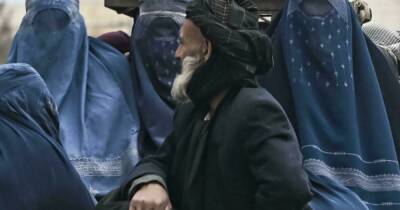 Талибы запретили женщинам самостоятельно путешествовать на дальние расстояния