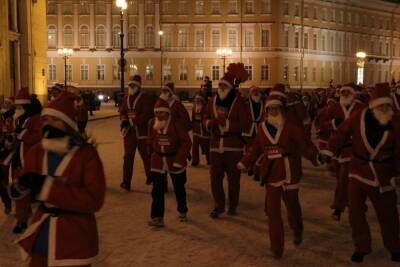 По улицам Петербурга пробежали 2,5 тысячи Дедов Морозов