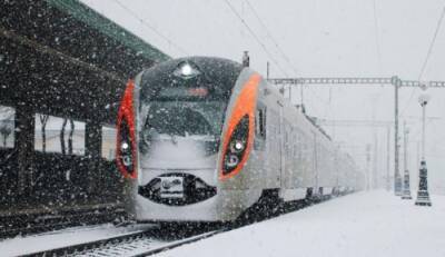 Путешествие "с морозцем": Пассажиры "Укрзализныци" жалуются на иней в вагонах
