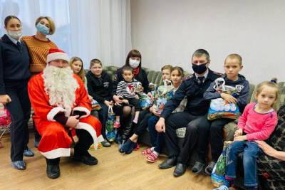 В Воронежской области Полицейский Дед Мороз поздравил детей из реабилитационного центра с наступающим Новым годом