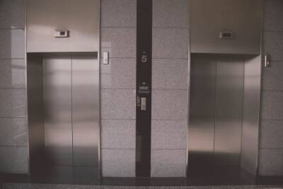 В Ленобласти 90-летняя ветеран девять часов провела в застрявшем лифте