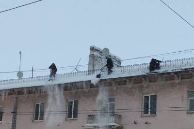 На грани: в Петрозаводске трое мужчин чистили крышу без страховки
