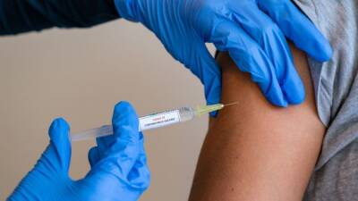 СМИ: В мире сделано около 9 млрд прививок от коронавирусаа